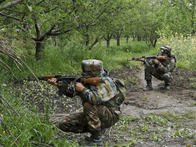 Firing of militants in military base in Kashmir | काश्मीरमध्ये दहशतवाद्यांचा लष्करी तळावर गोळीबार, एक जवान जखमी Firing of militants in military base in Kashmir | काश्मीरमध्ये दहशतवाद्यांचा लष्करी तळावर गोळीबार, एक जवान जखमी